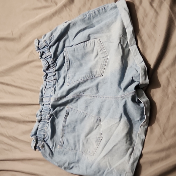 Elastic ruffle waist jean shorts - Picture 3 of 3